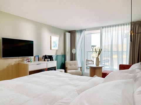 Family Room | Minibar, in-room safe, desk, laptop workspace