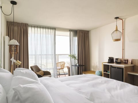 Minibar, in-room safe, desk, laptop workspace