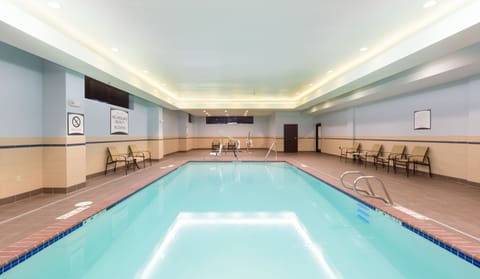 Indoor pool, sun loungers