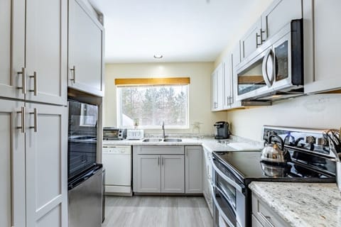 Condo, 4 Bedrooms | Private kitchen | Fridge, oven, dishwasher, toaster