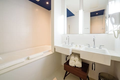 Studio Suite, 1 King Bed, Non Smoking | Bathroom | Hair dryer, towels, soap, shampoo