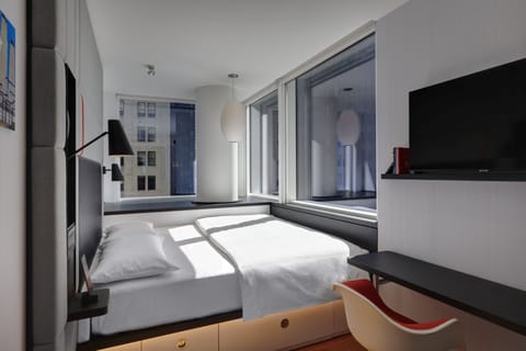 Room, 1 King Bed, City View | Premium bedding, pillowtop beds, in-room safe, desk