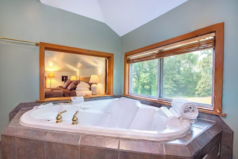 Luxury Suite | Bathroom | Combined shower/tub, hair dryer, towels