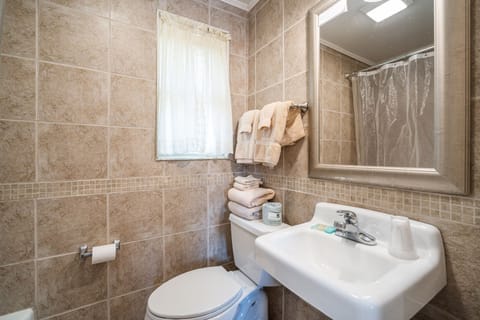 Double Room (1 Queen & 1 Double) | Bathroom | Combined shower/tub, hair dryer, towels