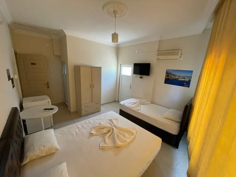 Basic Triple Room | Minibar, desk, free WiFi, bed sheets