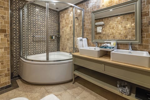 Suite | Bathroom | Free toiletries, hair dryer, bathrobes, slippers