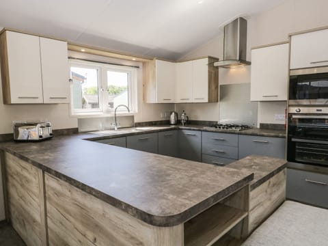 Cottage | Private kitchen | Fridge, dishwasher, electric kettle, toaster