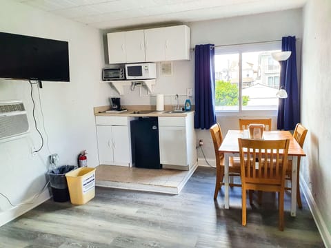 Family Studio Suite, Kitchenette | Private kitchenette | Mini-fridge, microwave