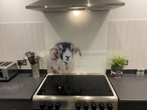 Cottage | Private kitchen | Fridge, dishwasher, electric kettle, toaster