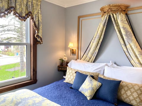 Royal Room, 1 Queen Bed, Terrace, Garden View | Egyptian cotton sheets, premium bedding, Tempur-Pedic beds, minibar