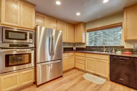 House, Multiple Beds, Fireplace, Garden View (Sutter Trail Sparkles) | Private kitchen | Fridge, microwave, oven, stovetop