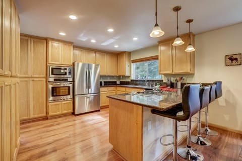 House, Multiple Beds, Fireplace, Garden View (Sutter Trail Sparkles) | Private kitchen | Fridge, microwave, oven, stovetop