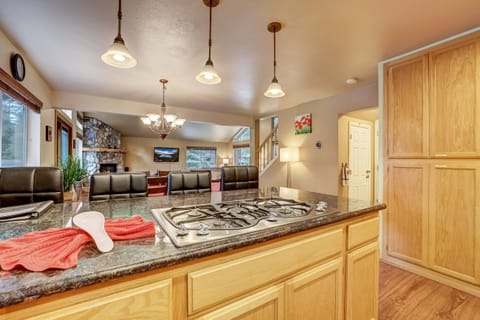 House, Multiple Beds, Fireplace, Garden View (Sutter Trail Sparkles) | Private kitchen | Fridge, microwave, oven, stovetop