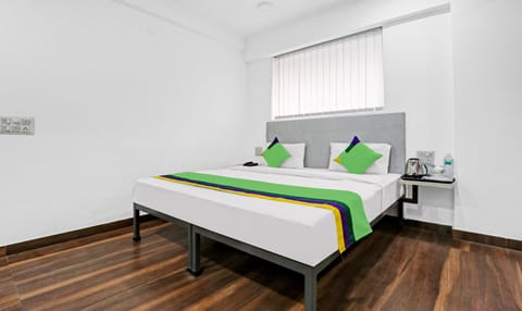 Deluxe Double Room | Desk, iron/ironing board, bed sheets