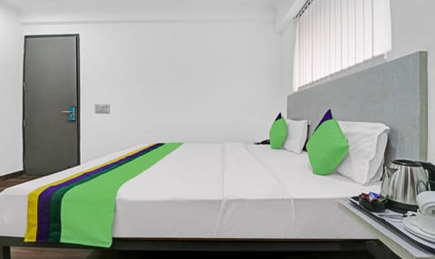 Deluxe Double Room | Desk, iron/ironing board, bed sheets