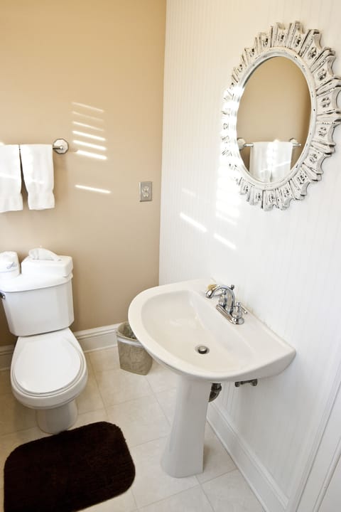 Studio Suite | Bathroom | Free toiletries, hair dryer, towels