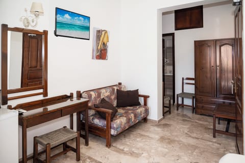 Basic Twin Room | Minibar, in-room safe, individually decorated, individually furnished