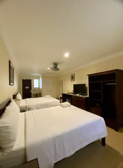 Superior Family Room | In-room safe, desk, bed sheets