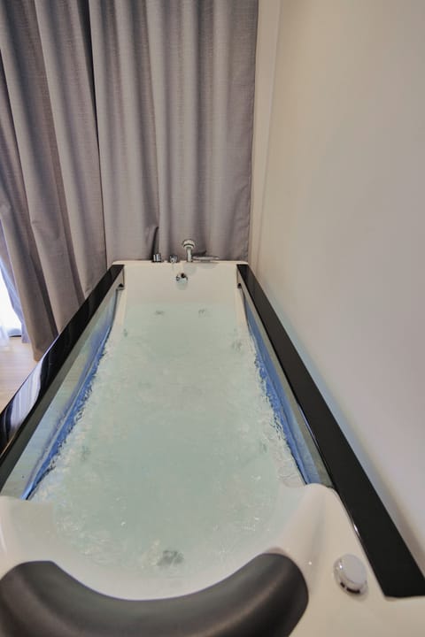 Suite, Hot Tub | 1 bedroom, bed sheets