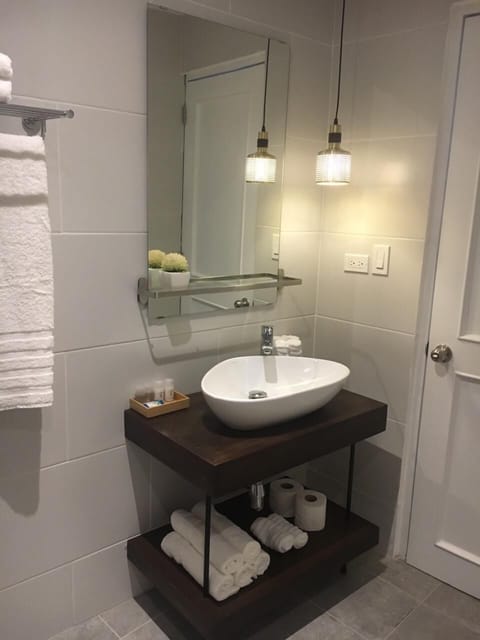 Standard Double Room, City View | Bathroom sink