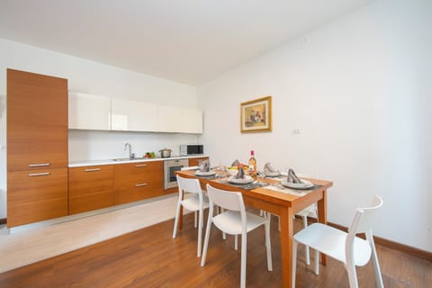 Family Apartment, 3 Bedrooms, 2 Bathrooms (Residenza Rocca Del Lago 4) | Dining