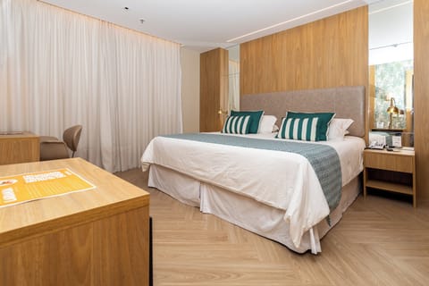 Deluxe Room, 1 Double Bed | Hypo-allergenic bedding, down comforters, minibar, in-room safe