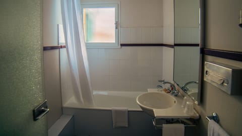 Combined shower/tub, towels