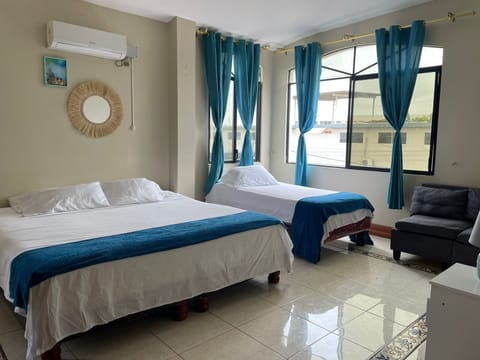 Triple Room | In-room safe, iron/ironing board, free WiFi, bed sheets