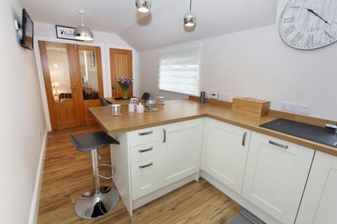 Cottage | Private kitchen | Fridge, dishwasher, cookware/dishes/utensils