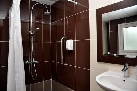 Family Room | Bathroom | Shower, eco-friendly toiletries, hair dryer, towels