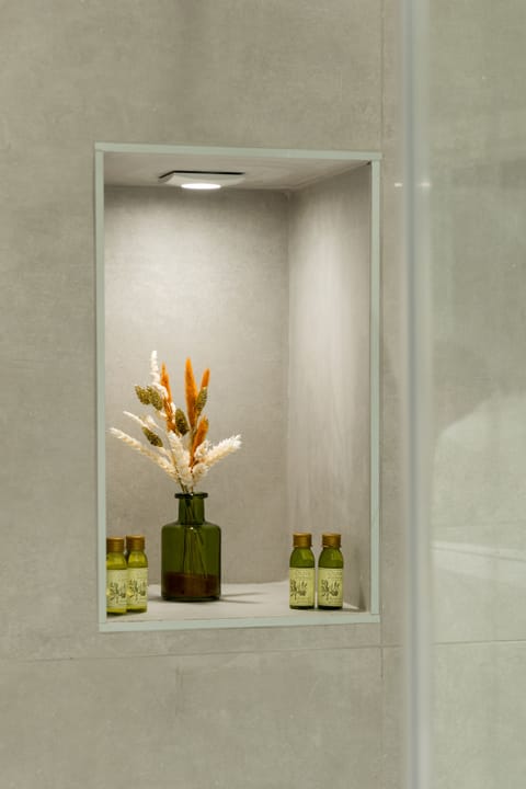 Deluxe Double Room | Bathroom | Shower, hydromassage showerhead, free toiletries, hair dryer