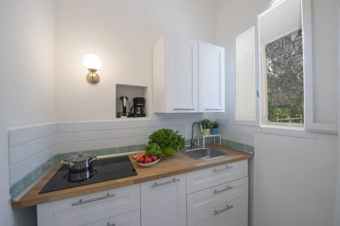 House | Private kitchen | Stovetop, highchair, dining tables