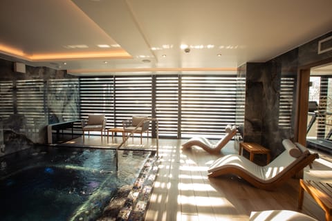 Indoor spa tub