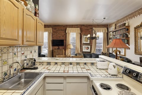 Executive Suite | Private kitchen | Full-size fridge, microwave, oven, stovetop