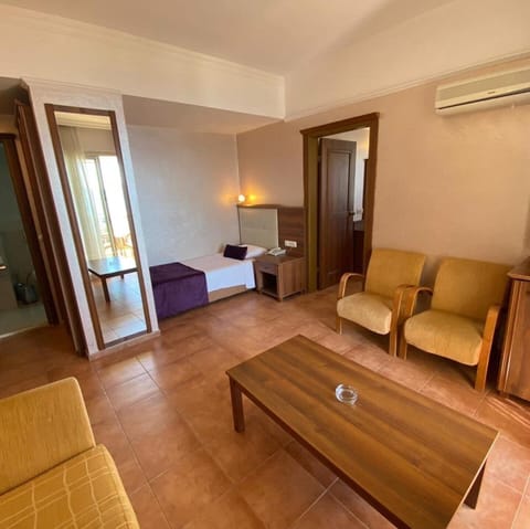 Family Suite, 1 Bedroom, Accessible | Living area