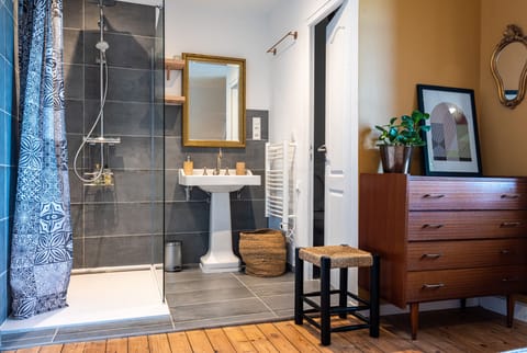 Classic Double Room | Bathroom | Shower, hair dryer, towels, soap