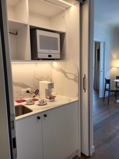 Junior Triple Room | Hypo-allergenic bedding, in-room safe, desk, blackout drapes