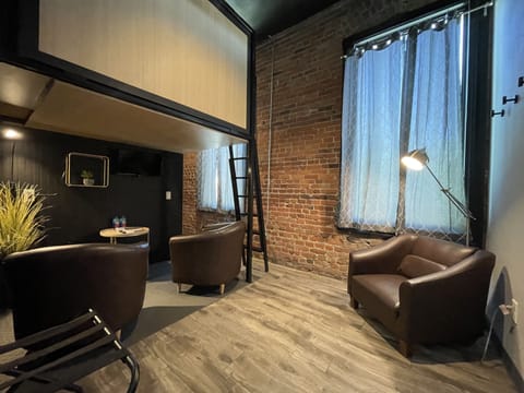 Executive Suite | Free WiFi, bed sheets