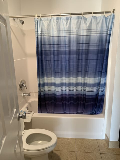 Double Room | Bathroom | Bathtub, free toiletries, towels