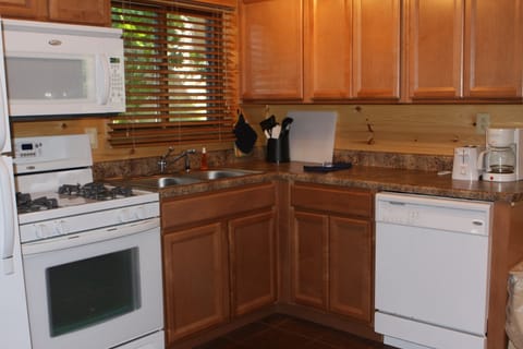 Cottage, 2 Bedrooms, Lakeside | Private kitchen | Microwave, electric kettle, toaster