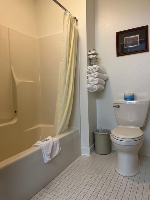 Standard Double Room, 2 Queen Beds | Bathroom | Towels