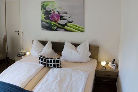 Double Room | Desk, free WiFi, bed sheets