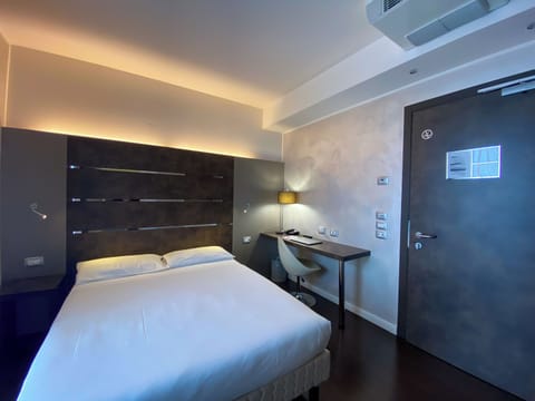 Business Single Room | Minibar, in-room safe, desk, soundproofing