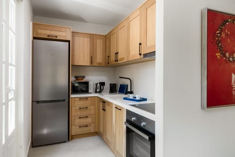 Executive Suite | Private kitchen | Full-size fridge, microwave, oven, dishwasher