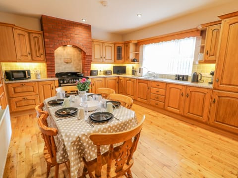 Cottage | Private kitchen | Fridge, dishwasher, electric kettle, toaster