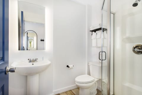 Superior Double Room | Bathroom | Shower, eco-friendly toiletries, towels, soap