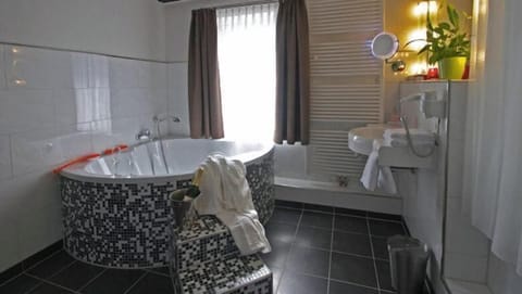 Romantic Double Room | Bathroom | Free toiletries, hair dryer, towels