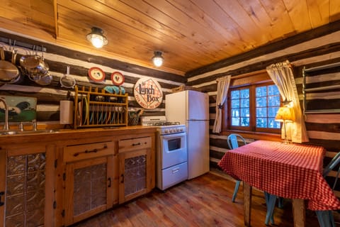 Deluxe Studio, Multiple Beds, River View, Mountainside | Private kitchen | Full-size fridge, oven, stovetop, coffee/tea maker