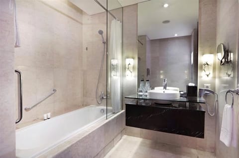 Suite, 1 Bedroom | Bathroom | Combined shower/tub, rainfall showerhead, free toiletries, hair dryer