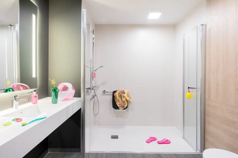 Shower, hydromassage showerhead, free toiletries, hair dryer